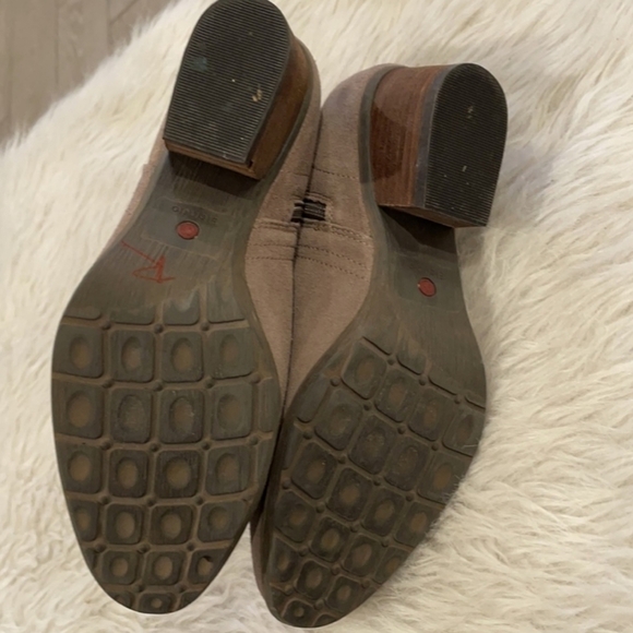 Blondo tan booties 8.5 almond toe - Picture 9 of 9